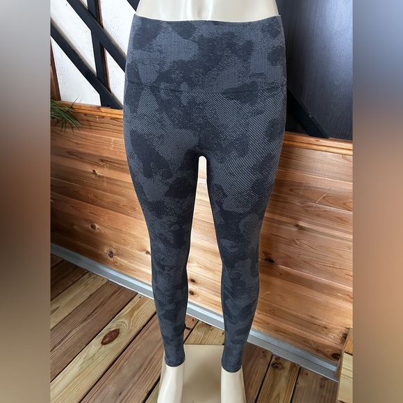 Mono B Gray Camo Workout Leggings - Size Medium(New) - Picture 1 of 8